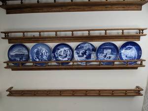 lot 470 image: Set of (6) Vintage Royal Copenhagen Christmas Plates and Display Shelf