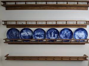 lot 471 image: Set of (6) Vintage Royal Copenhagen Christmas Plates and Display Shelf