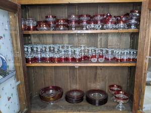 lot 472 image: Large Set of (111) Kings Crown Glassware, Plates, and Bowls
