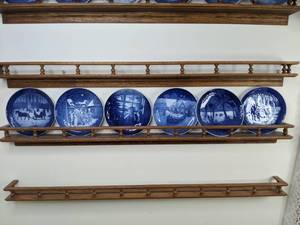 lot 461 image: Set of (6) Vintage Royal Copenhagen Christmas Plates and Display Shelf