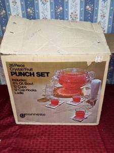 lot 435 image: Vintage Jeannette 26 Piece CrystalFruit Punch Set