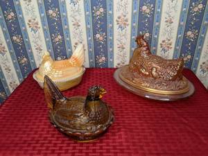 lot 414 image: Three Vintage Carnival Glass and Slug Glass Hens on Nests