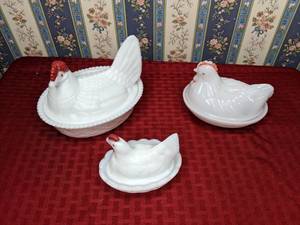 lot 416 image: Three Vintage Classic White Milk Glass Chicken Hens on Nests