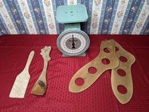 lot 420 image: Vintage Way Rite Scale in Teal with Accessories