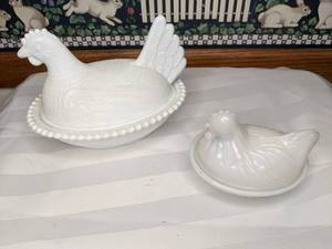 lot 401 image: Two Vintage White Milk Nesting Hens