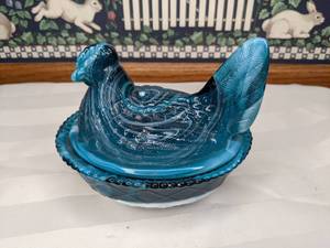 lot 402 image: Vintage Westmoreland Blue Slag Glass Hen on Nest