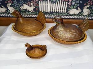 lot 405 image: Three Vintage Depression Glass Hen on Nests