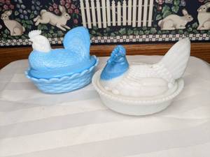 lot 406 image: Two Vintage White and Blue Milk Glass Hen on Nests