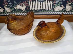 lot 407 image: Two Vintage Depression Glass Hen on Nests