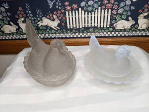 lot 408 image: Two Vintage Colorless Glass Hen on Nests
