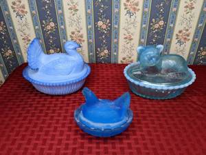 lot 409 image: Three Vintage Glass Turkey, Hen and Cat on Nests