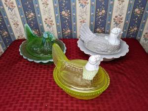 lot 413 image: Three Vintage Hen on Nests Westmoreland White Head Glass Yellow Body, White Head Grey Body, and Green Slug Glass