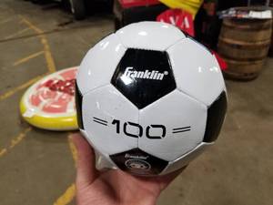 lot 516 image: Franklin 100 7 Soccer Ball