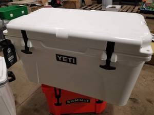 lot 524 image: Yeti Tundra 45 Cooler