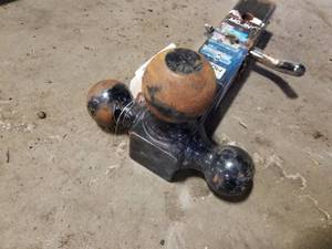 lot 554 image: Hitch Mount with 1-78 Ball 10000-lbs Capacity