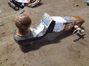 lot 359 image: Reese Towpower Hitch Mount with 2 Ball