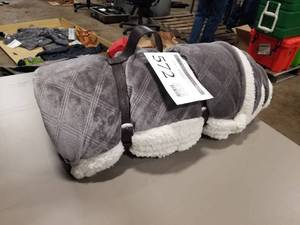 lot 572 image: Fleece Blanket