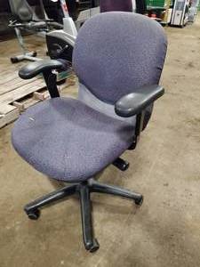lot 595 image: Rolling Office Arm Chair