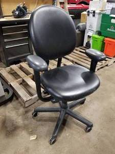 lot 596 image: Rolling Office Arm Chair