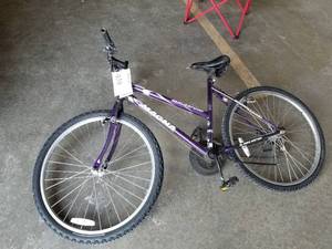 lot 459 image: Magna Glacierpoint 22.5 Womens 15-speed Trail Bike 19.5 Purple Frame