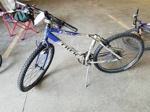 lot 460 image: Trek 3500 22.5 Mens 10-speed Trail Bike 16.75 BlueWhite Alpha Custom Aluminum Frame