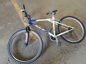 lot 461 image: GT Saddleback 22.5 Mens 10-speed Trail Bike 18.75 BlueWhite Frame