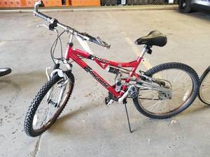 lot 462 image: Mongoose Wired 22.5 Mens 21-speed Trail Bike 16.75 Red Frame