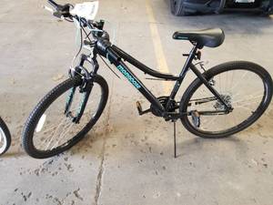 lot 464 image: Mongoose 22.5 Womens Trail Bike 18.5 Black Frame