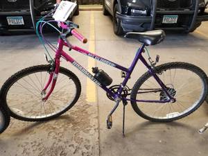 lot 466 image: Roadmaster Mt. Climber 22.5 Womens 10-speed Trail Bike 19.75 PurplePink Frame
