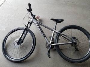 lot 468 image: Trek 23 Mens 10-speed Trail Bike 13.5 Silver Frame