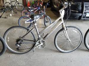 lot 470 image: Trek Navigator 200 22 Womens Trail Bike 18 Silver Frame