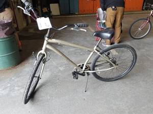 lot 477 image: Huffy 23 Mens Single-speed Road Bike 18 Gold Frame