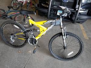 lot 489 image: Magna 22 Mens Trail Bike 17 Yellow Frame