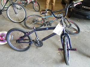 lot 490 image: 16 Boys Single-speed Trick Bike 12 Purple Frame
