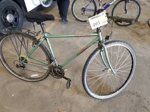 lot 495 image: Specialized Cross Raods 25 Mens Trail Bike 19 Green Frame