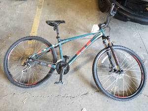 lot 677 image: Brand GT.  Rim Size 23.  Frame S...