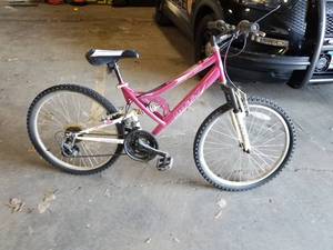 lot 685 image: Brand Huffy.  Rim Size 20.  Fram...