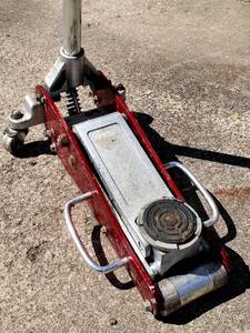lot 25 image: 1-12 Ton Portable Car Jack