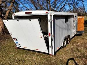lot 3 image: 22 ft White Enclosed Car Hauler Trailer (2006)