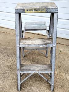 lot 131 image: 3ft Aluminum Painters Step Ladder