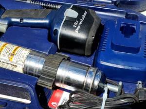 lot 15 image: Portable Lincoln Cordless Grease Gun