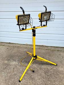 lot 66 image: Collapsible Shop Light