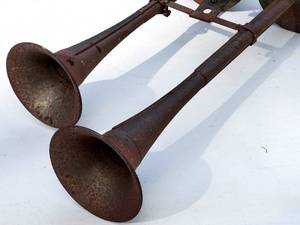 lot 115 image: Vintage Air Horns Wall Decor