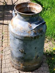 lot 162 image: Vintage Milk Can Yard Decor