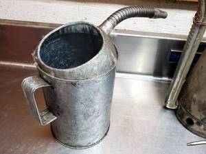 lot 178 image: Assorted Vintage Oil Cans