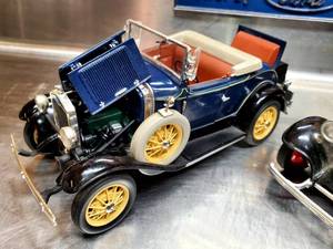 lot 190 image: (2) Die Cast Collectible Cars