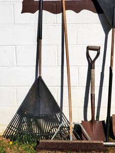 lot 267 image: Assorted Yard Tools Lot