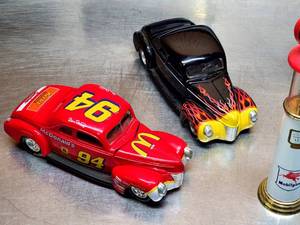 lot 226 image: Die Cast 32 Ford Car Lot