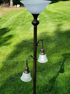 lot 289 image: 6ft Floor Lamp