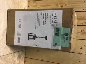 lot 32 image: 2.99 in. LED Silver Battery Operated Puck Light (3-Pack) by Commercial Electric Customer Returns See Pictures